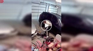 Невдача в гаражі: ключ відлетів чоловікові в голову і зрикошетив в авто