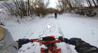 Два мотоциклиста провалились под лед в Чувашии