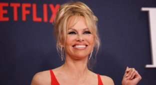 Pamela Anderson and her Garden of Eden (8 photos + 2 videos)