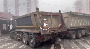 Появилось видео новых сербских баррикад в Митровице