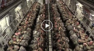 Американские десантники выполняют прыжки с самолета C-17