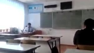Казахский учитель «воспитывает» учеников