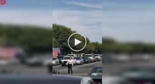 Неожиданная реакция: женщина с криками бросилась к машине после звука клаксона