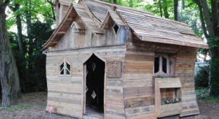 Сказочный домик из деревянных поддонов (8 фото)