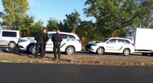 В Запорожье полицейские разбили два новых автомобиля Mitsubishi Outlander (3 фото)
