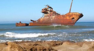 The most dangerous place in Africa - the ships that died in the desert (7 photos)