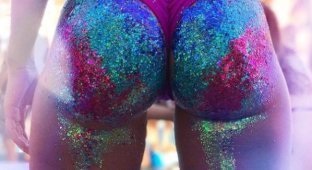 Готовы увидеть на пляжах сияющие разноцветные попы? (12 фото)