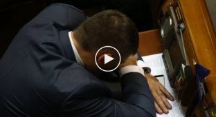 Юрий Мирошниченко спит на открытий новой сессии Верховной Рады