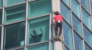 Скелелаз із США без страховки виліз на 500-метровий хмарочос на Тайвані (1 фото + 3 відео)