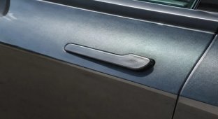 Tesla Recalls 3 Million EVs in China to Teach Owners How to Open Doors in a Crash (1 Photo)