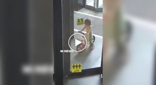 In China, a little girl was trapped in a revolving door with her hand in it