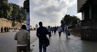 Эта оптическая иллюзия заставляет поверить в то, что улицу в Аддис-Абебе разделили на две части (2 фото)