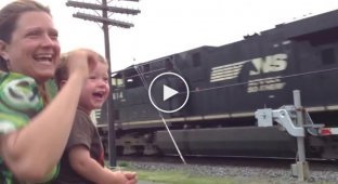 Малыш наблюдал за приближением поезда