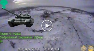 Башня вражеского танка вращается и летит в воздухе после удара дрона-камикадзе