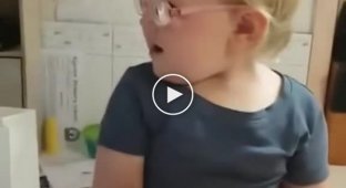 Забавна реакція дівчинки, яка вперше побачила світ крізь стекла окулярів