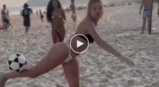 Дівчата грають в навісного на пляжі