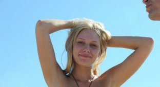Девушка на пляже (40 фото) (эротика)