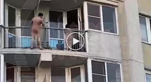 Tarzan on minimum wage: in Lipetsk, police and rescuers caught a naked man running away along the balconies from the fifth floor