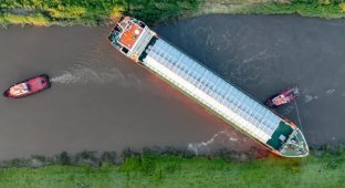 Almost like in the Suez Canal: a cargo ship from Latvia blocked the river in the UK (4 photos + 1 video)