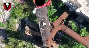 Украинский дрон-камикадзе FPV уничтожает российскую камеру наблюдения, установленную на высокой трубе