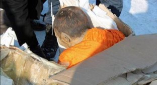 В Улан-Баторе изучают мумию 200-летнего монаха, который «все еще жив» (3 фото) (жесть)