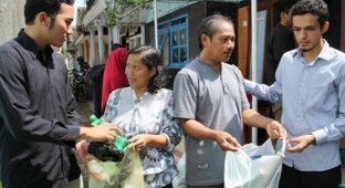 A doctor in Indonesia receives two bags of garbage for an appointment (8 photos)
