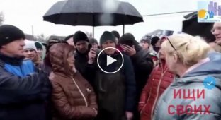 Это истерика. Жителям затопленного поселка в Брянской области запретили плавать по улицам на своих лодках
