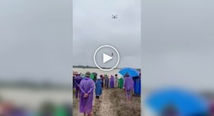 Вьетнамский фермер спас мужчину дроном во время наводнения