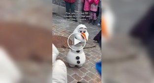 Робот-снеговик Олаф сломался во время общения с детьми