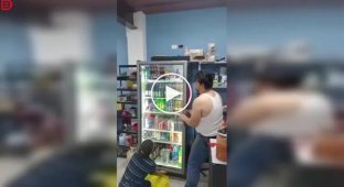 Bottle rescue: a guy showed a superhero-level reaction