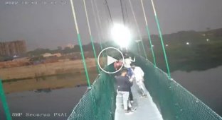 Момент падіння пішохідного мосту в Індії, внаслідок якого загинули 132 особи