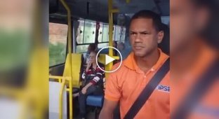 Зворушливий момент: водій автобуса отримав квіти від дітей