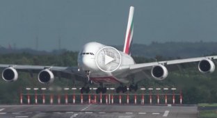 Опасная посадка самолета A380 в ураган Xavier в аэропорту Дюссельдорф, Германия