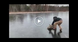 В Висконсине мужчина спас оленя, который не мог выбраться со скользкого льда озера