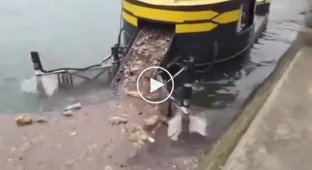 Robot vacuum cleaner for river cleaning