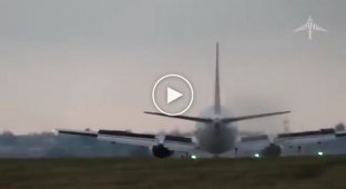 Пассажирский самолёт едва не разбился при заходе на посадку