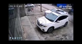 Легковушка снесла ворота, прервала застолье в гараже и попала на видео в Китае