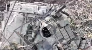 Ukrainian drone drops thermobaric grenades into the hatches of Russian armored vehicles near Marinka