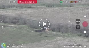 Damage to a mock-up of a Ukrainian self-propelled gun in the Kherson region. Video from a Russian drone