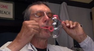 They're killing the grass: a homeless veteran received a fine for blowing soap bubbles (2 photos + 1 video)