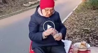 Пьем чаек. Бабушка-блогер и её подруга отдыхают на лавочке