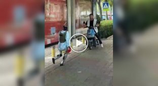 A robot in China scared a man on a moped with an unexpected “approach”