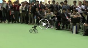 Робот катается на велосипеде