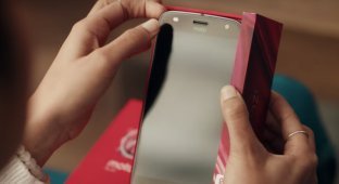 Motorola сняла продолжение рекламного ролика Samsung о недостатках смартфонов Apple (2 фото + 2 видео)