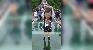Бабуся розбила скляний міст у Китаї