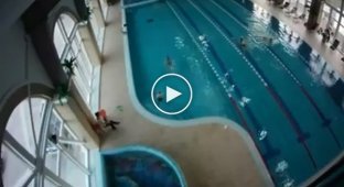 Инструктор спас ребенка в бассейне