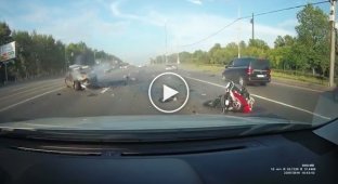 Страшная авария с мотоциклистом лоб в лоб
