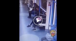 Мужчина украл смартфон из рук спящей пассажирки метро
