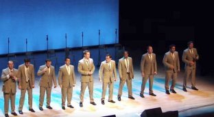 10 мужчин в костюмах уморительно исполнили знаменитую песню The Lion Sleeps Tonight (3 фото + 1 видео)