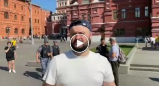 В россии парень вышел с флагом республики Тува на красную площадь и чуть не присел в автозак